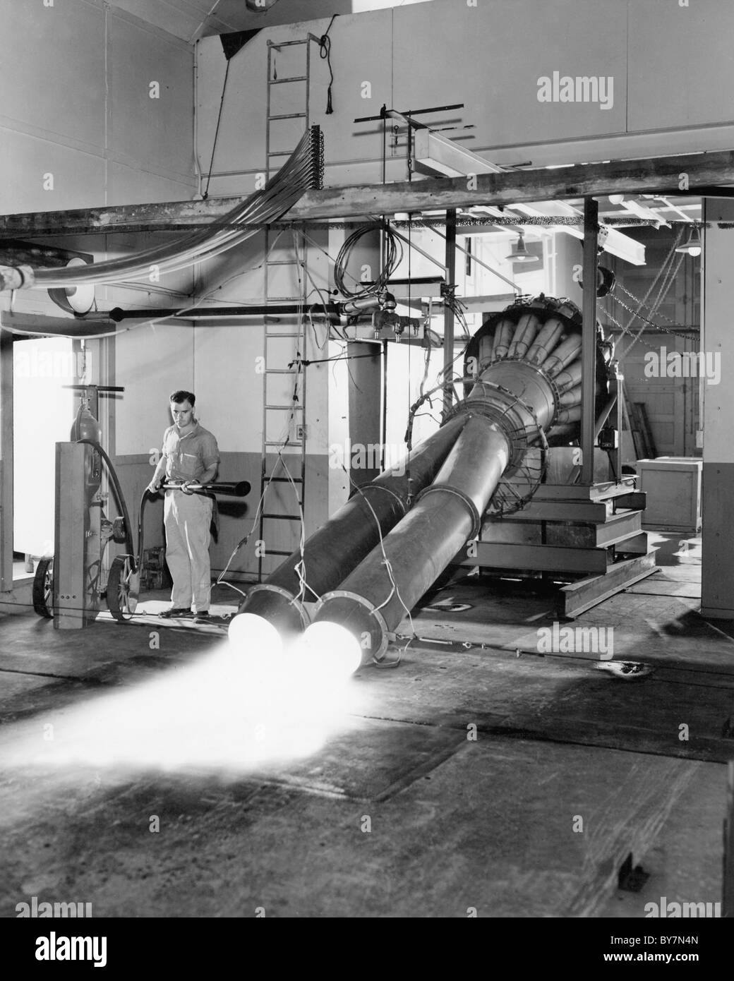 Untersuchung der Wirkung von Twin-Jet Auspuffanlagen geneigt in Richtung Boden Lewis Flight Propulsion Laboratory, Cleveland, Ohio. Stockfoto