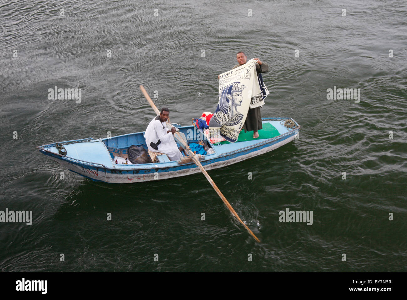 Ägyptische Stoff und Tuch-Anbieter, Verkauf an Touristen am Nil-Kreuzfahrt-Schiffe in Esna. Stockfoto Ägyptische Stoff und Tuch-Anbieter, Verkauf an Touristen am Nil-Kreuzfahrt-Schiffe in Esna. Stockfoto