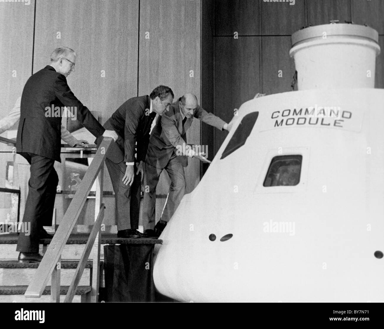 Präsident Richard M. Nixon erhält eine Einweisung auf das Kommandomodul von Apollo Stockfoto