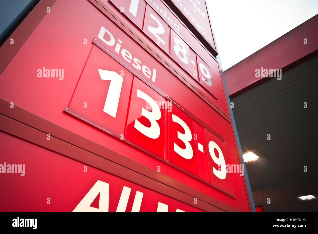 Autofahrer sehen rot - hohe Kraftstoffpreise an der Zapfsäule, Großbritannien, Januar 2011 Stockfoto