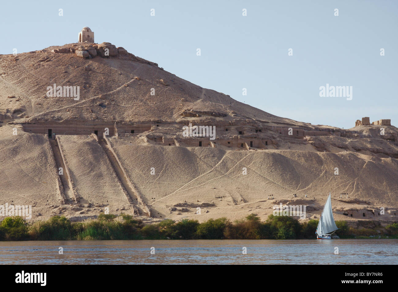 Die Gräber der Adligen auf dem Nil, Assuan, Ägypten. Stockfoto