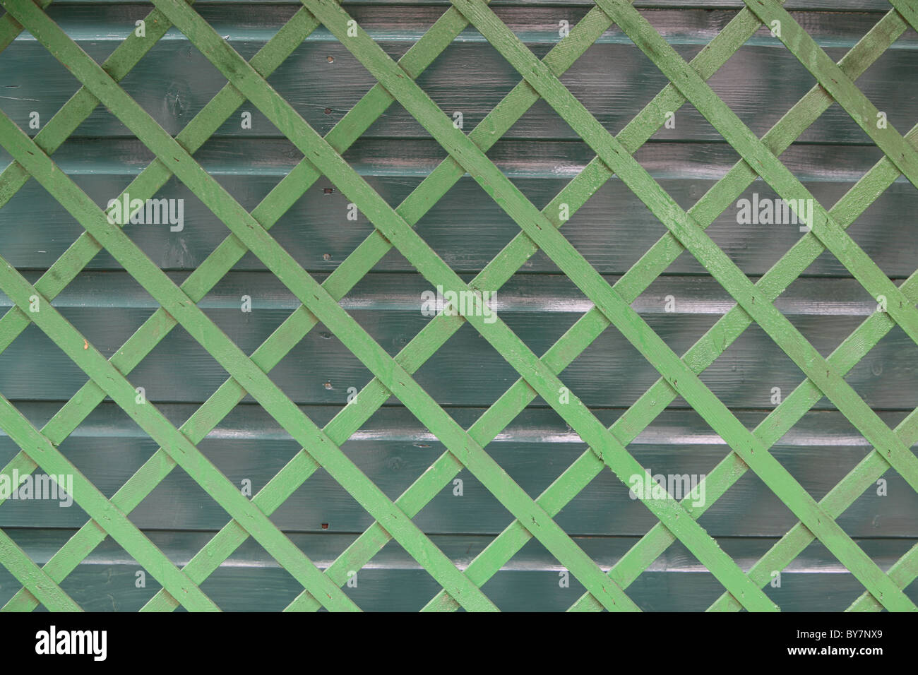 ein Gitter-Muster vor einer Holzplatte Stockfoto