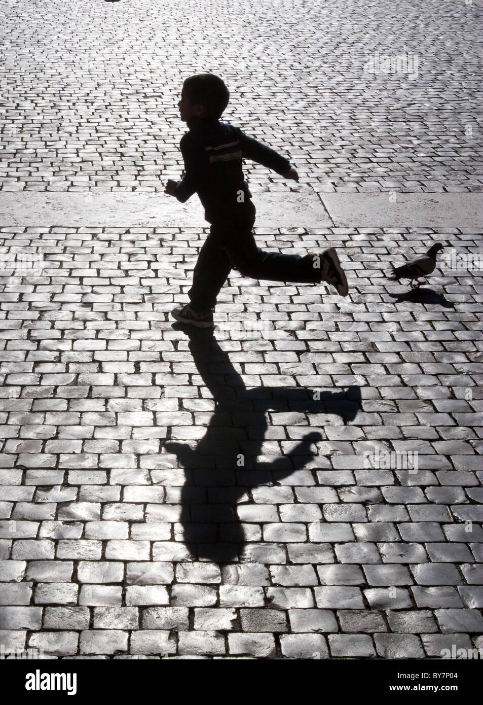 Kind läuft Silhouette der Stadt Italien Stockfoto