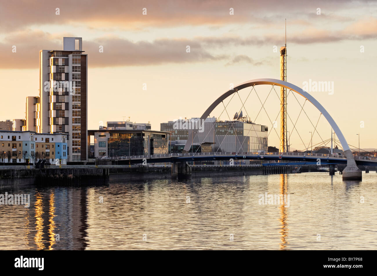 Die Clyde Arc Brücke über den River Clyde und der Turm Glasgow, Glasgow, Schottland. Stockfoto