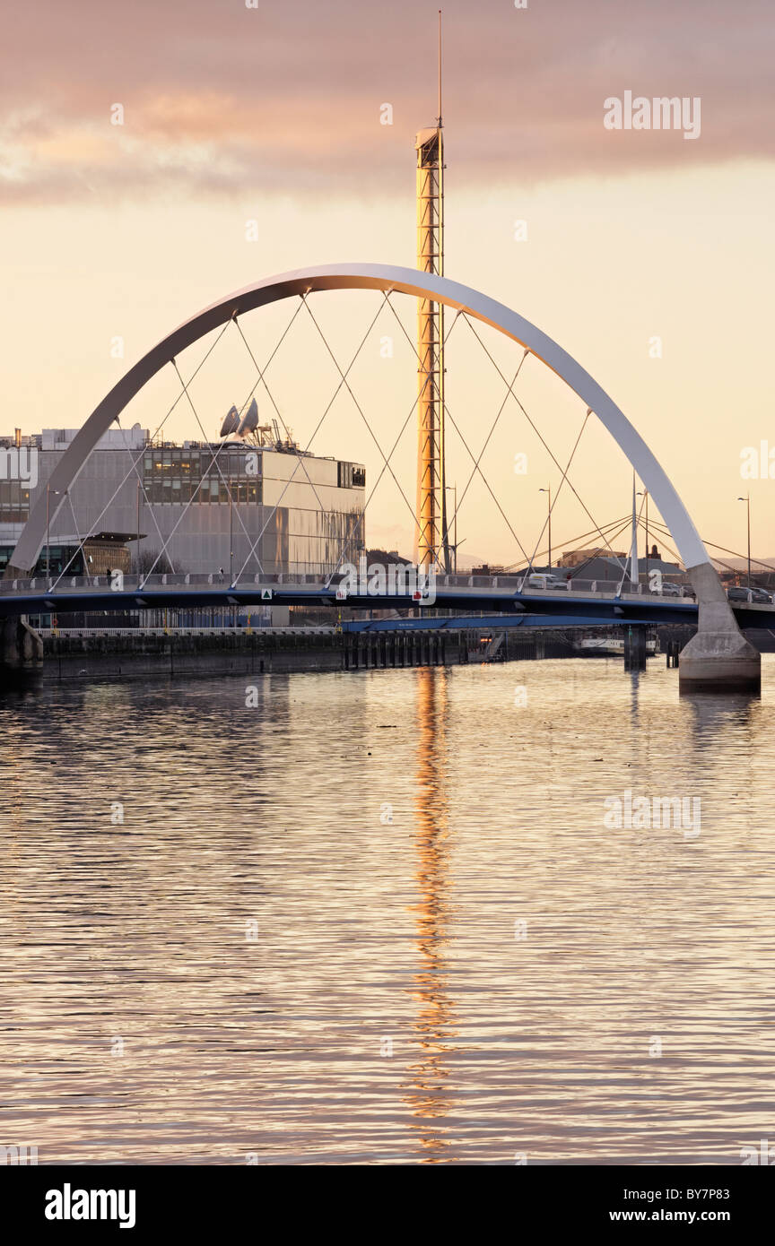 Die Clyde Arc Brücke über den River Clyde und der Turm Glasgow, Glasgow, Schottland. Stockfoto