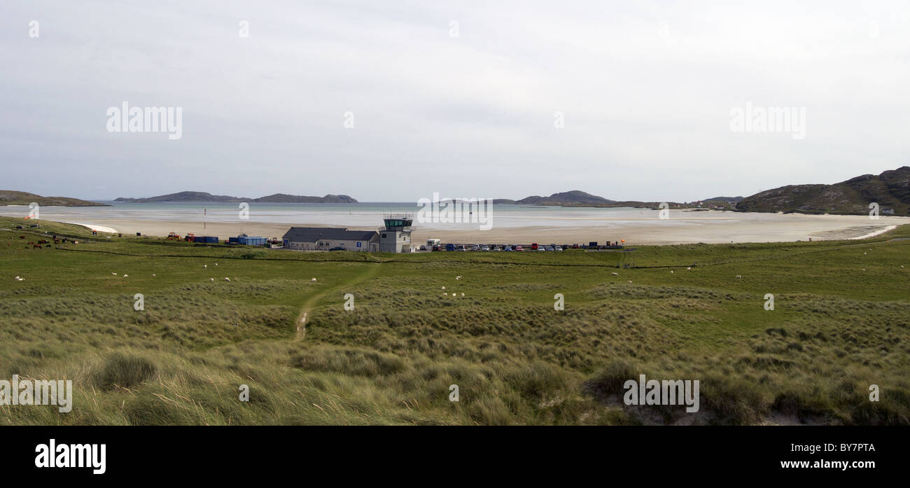 Flughafengebäude und Kontrollturm auf Isle of Barra, äußeren Hebriden, Schottland (Strand dient als Flughafen) Stockfoto