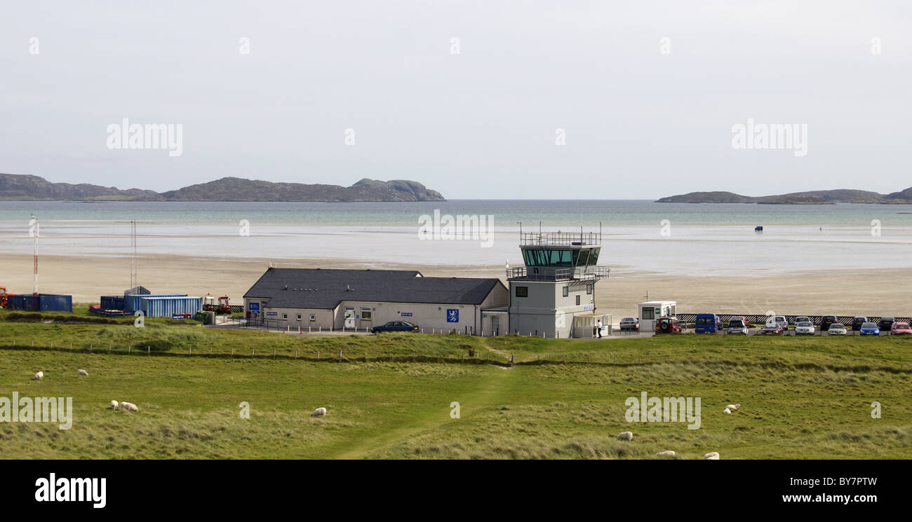 Flughafengebäude und Kontrollturm auf Isle of Barra, äußeren Hebriden, Schottland (Strand dient als Flughafen) Stockfoto