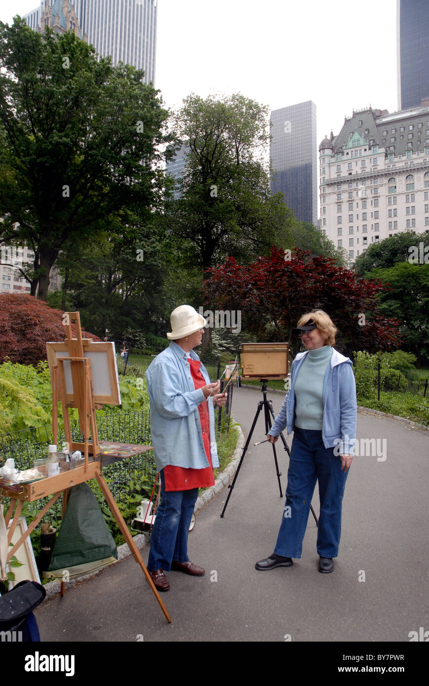 Zwei weibliche Künstler Malerei im Central Park New York City Stockfoto