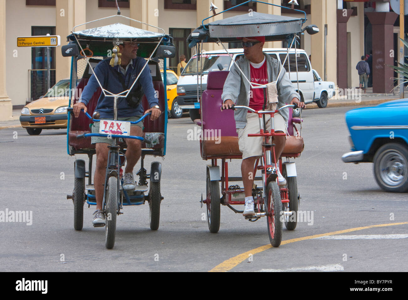 Kuba, Havanna. Fahrrad-Taxis ("Bicitaxis") bieten eine günstige Art der Fortbewegung in Havanna. Stockfoto