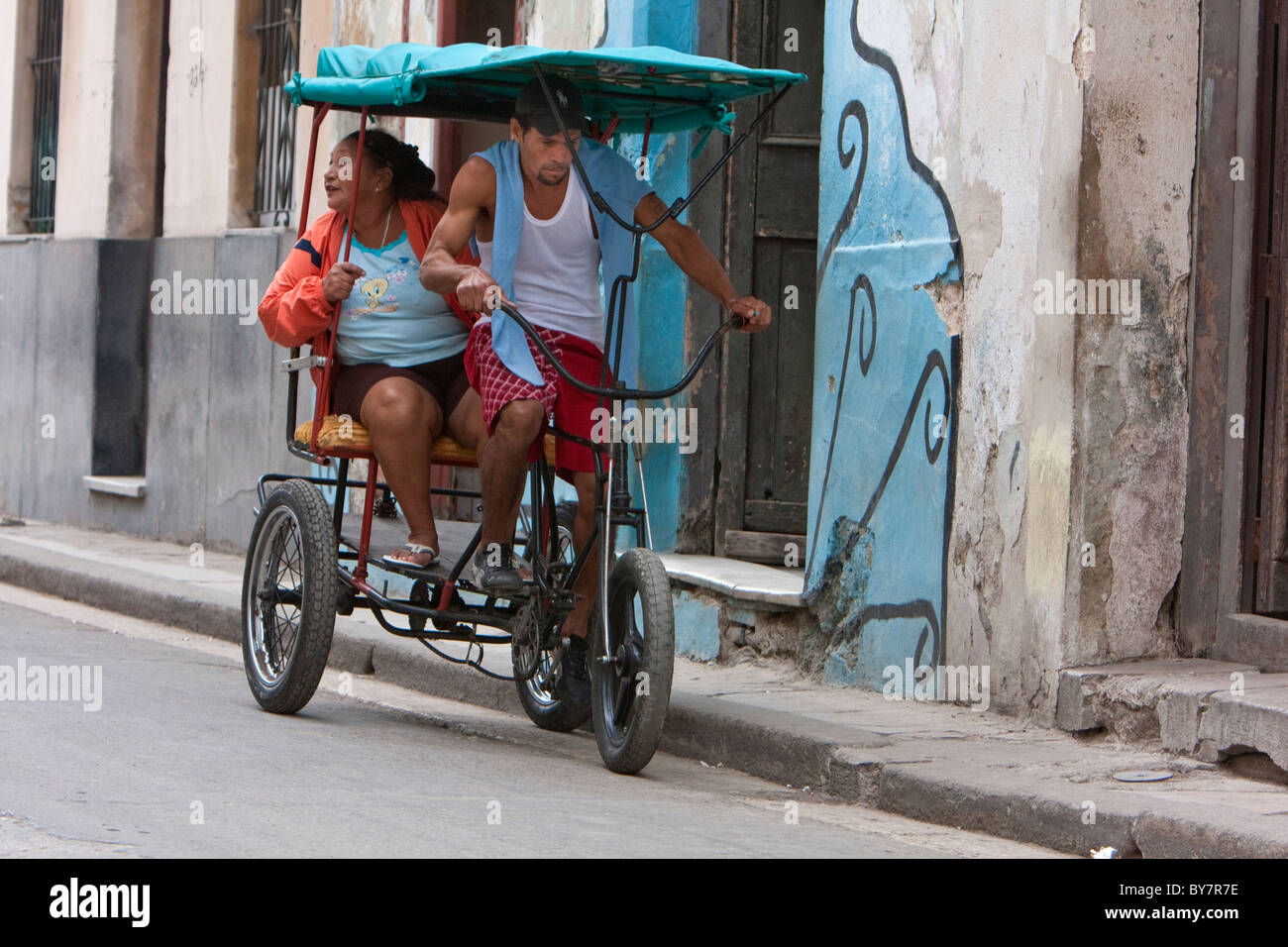 Kuba, Havanna. Mann-angetriebene Fahrrad-Taxis ("Bicitaxis") bieten eine günstige Form der Stadtverkehr in Havanna. Stockfoto