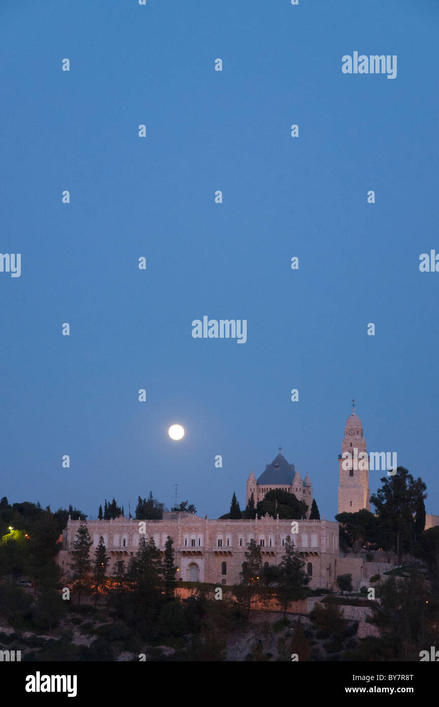 Blick auf Jerusalem in der Abenddämmerung. Sehen Sie sich mit griechischen orthodoxen Priesterseminar und Dormitio-Kirche auf dem Berg Zion Stockfoto