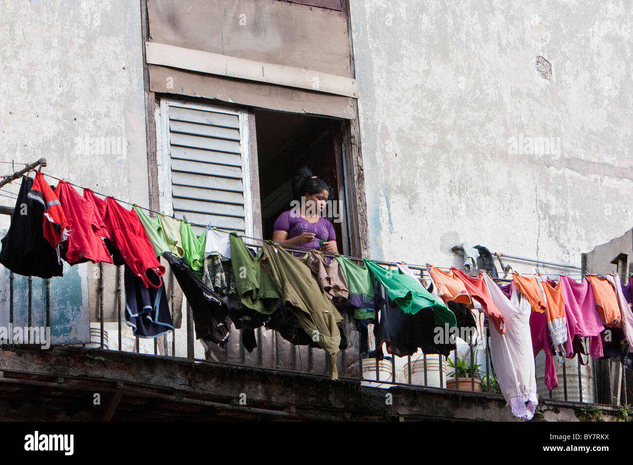 Kuba, Havanna. Trocknen von Wäsche auf einem Balkongeländer. Stockfoto