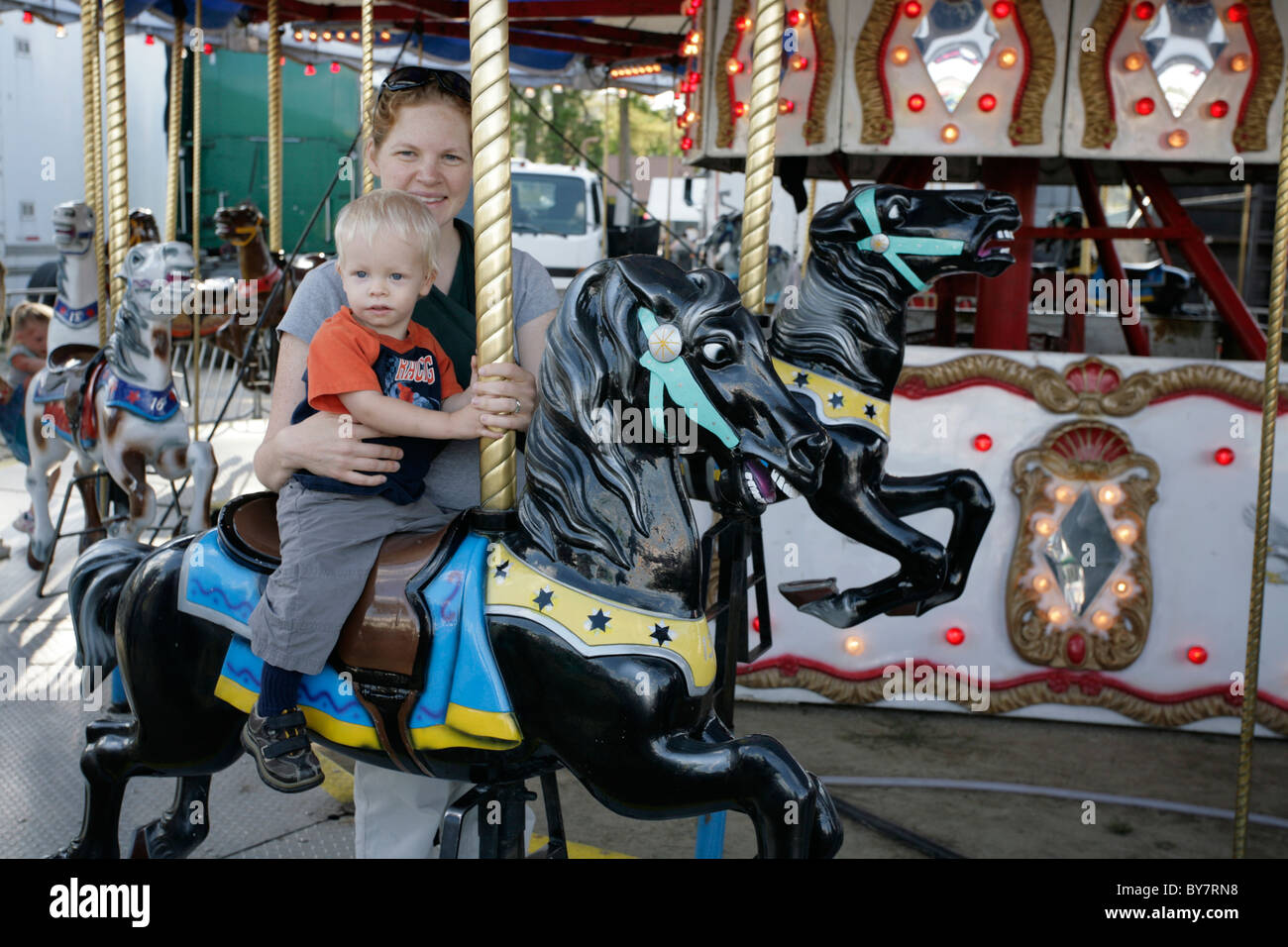 Mutter und Kind am Riesenrad fahren Paul Bunyan Tage, St. Maries, Idaho, 4. September 2010. Stockfoto