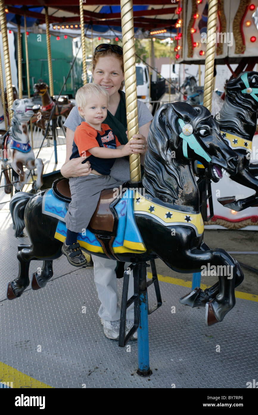 Mutter und Kind am Riesenrad fahren Paul Bunyan Tage, St. Maries, Idaho, 4. September 2010. Stockfoto