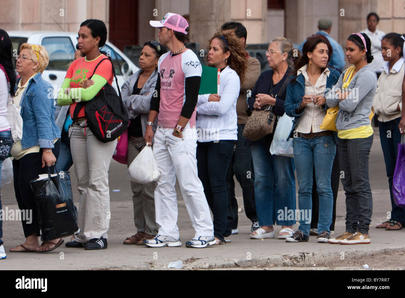 Kuba, Havanna. Kubaner warten auf einen Bus zu besteigen. Stockfoto