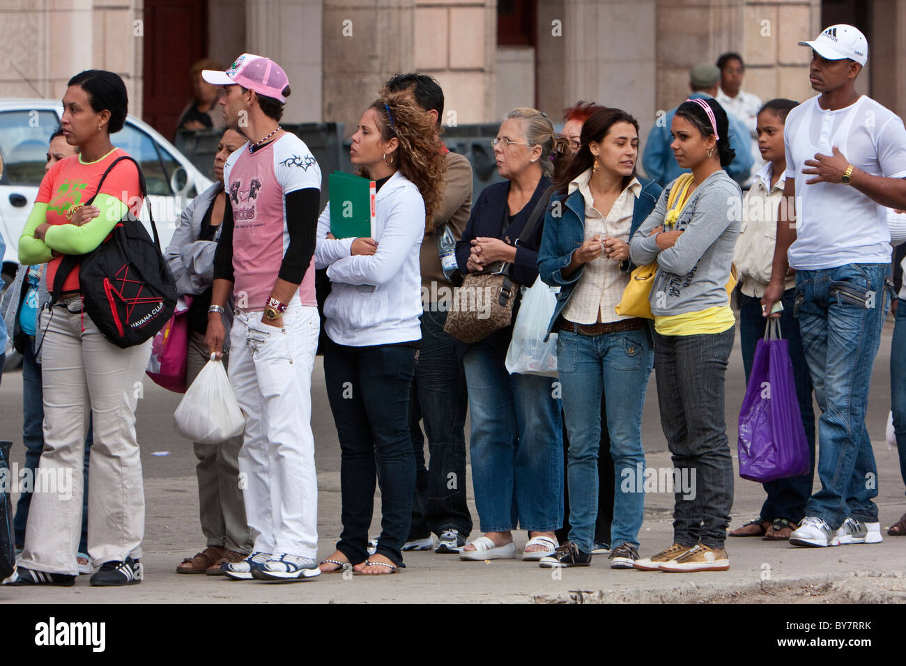 Kuba, Havanna. Kubaner warten auf einen Bus zu besteigen. Stockfoto