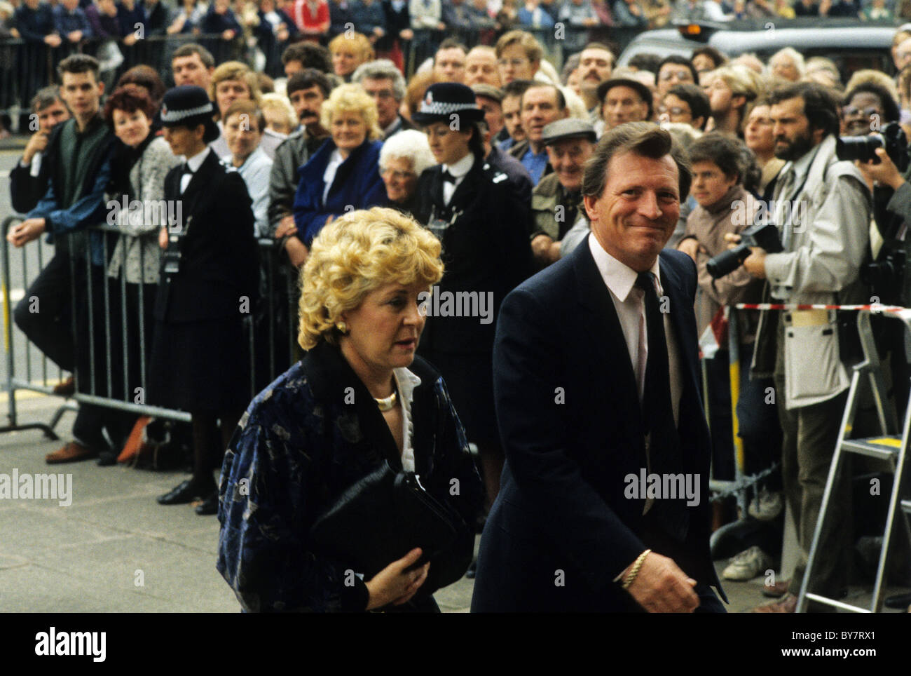 Johnny Briggs Mike Baldwin und Lynne Perrie Alias Ivy Tyldesley der Coronation Street bei Pat Phoenix Beerdigung Stockfoto