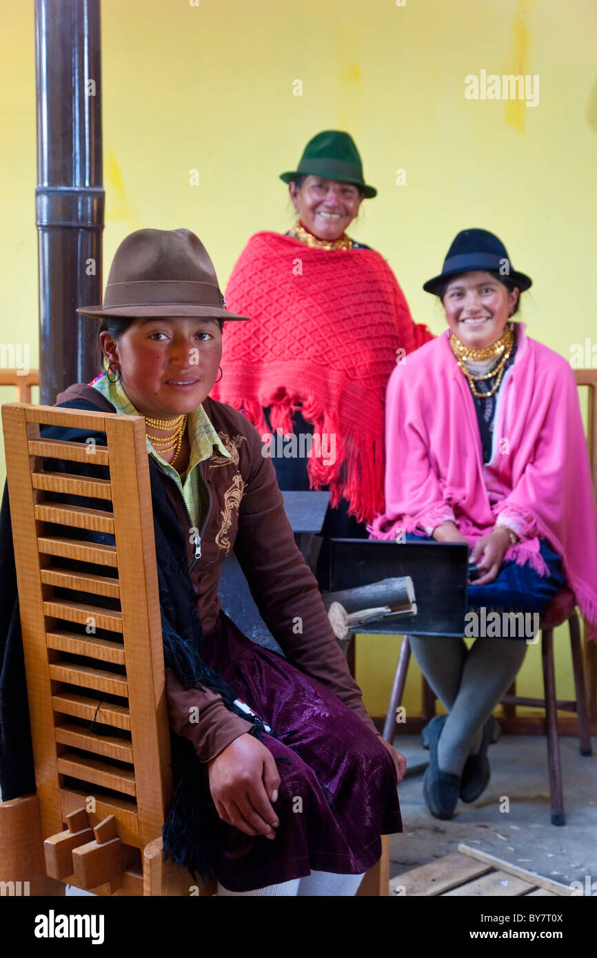 Indigene Frauen rund um den Holzofen, Quilotoa, Hochland, Ecuador Stockfoto