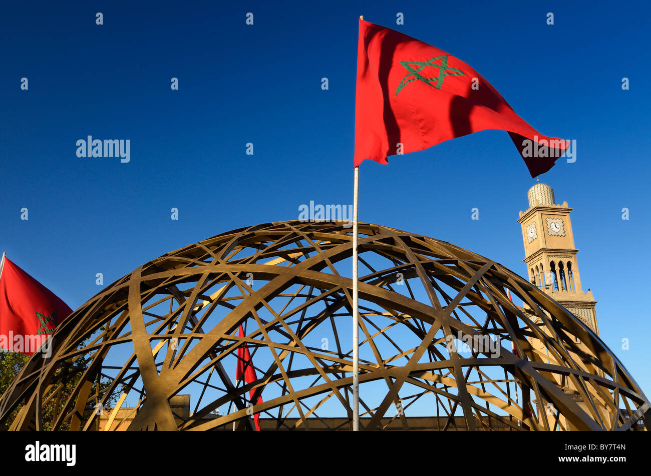 Casablanca Skulptur und marokkanische Fahnen mit dem Glockenturm der alten Medina Marokko Stockfoto