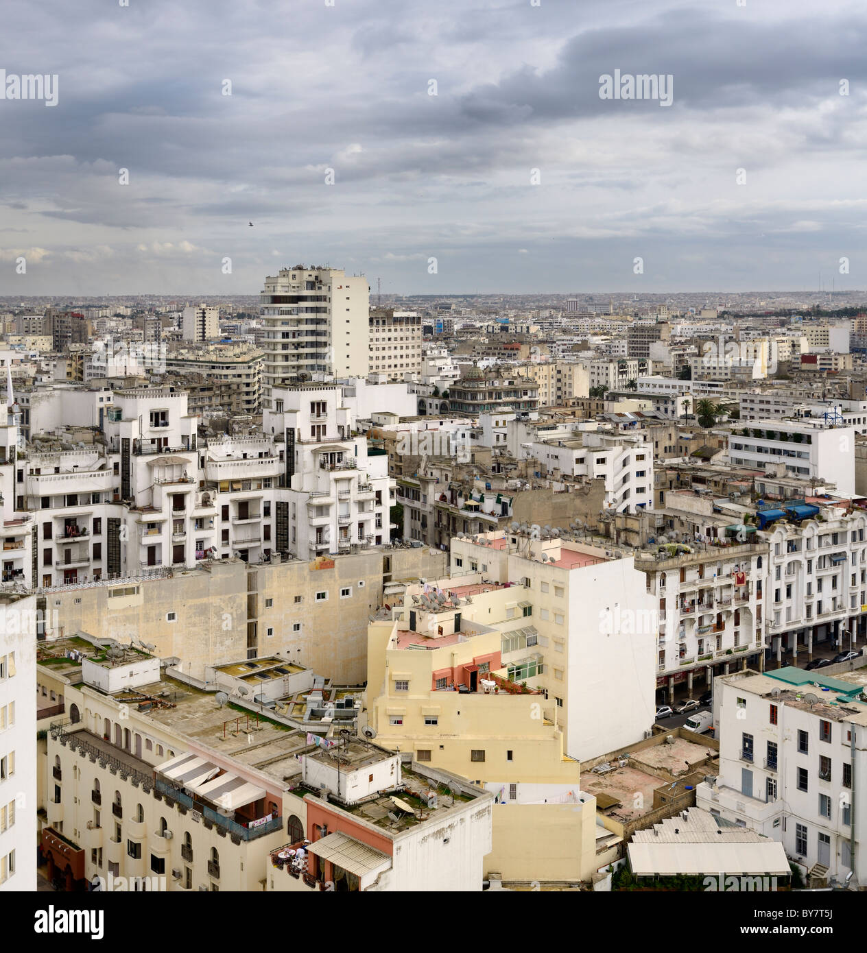 Tagsüber Sicht auf die Weißen Casablanca Stadtbild mit Wolken Marokko Stockfoto