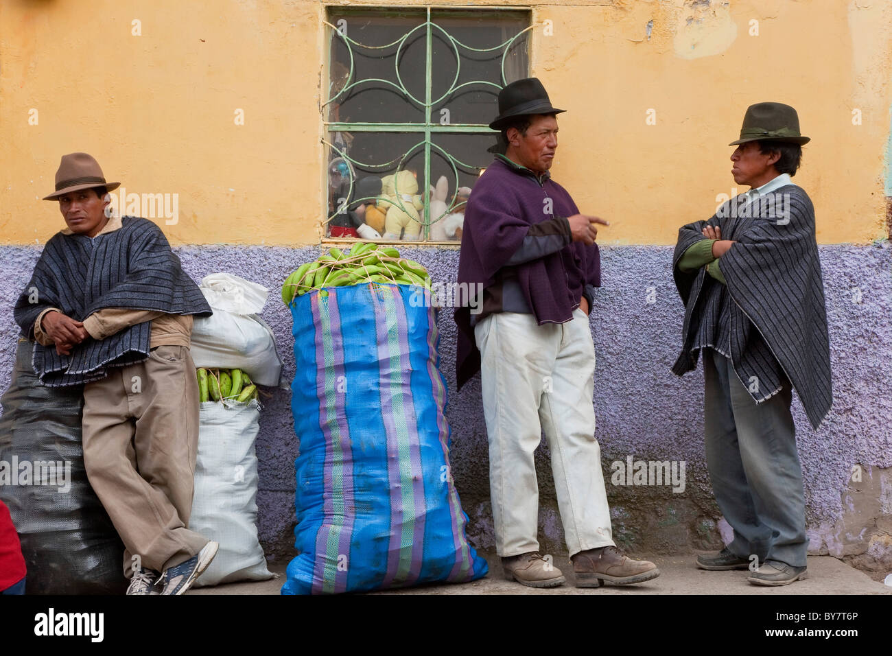 Männer am Markt mit Säcken von Bananen, Guamote, nr Riobamba, Hochland, Ecuador Stockfoto