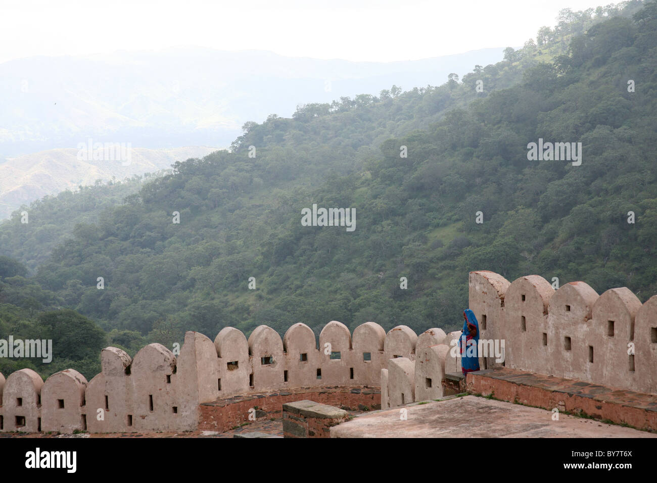 Ansicht der Wälle und darüber hinaus mit einsame Figur im Kumbalgarh Fort in der Nähe von Udaipur, Rajasthan, Indien Stockfoto