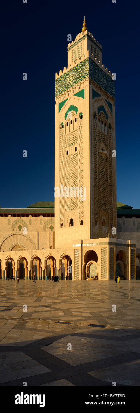 Vertikales Panorama von den Welten höchste Minarett an Hassan II Moschee Casablanca Marokko bei Sonnenuntergang mit blauem Himmel Stockfoto