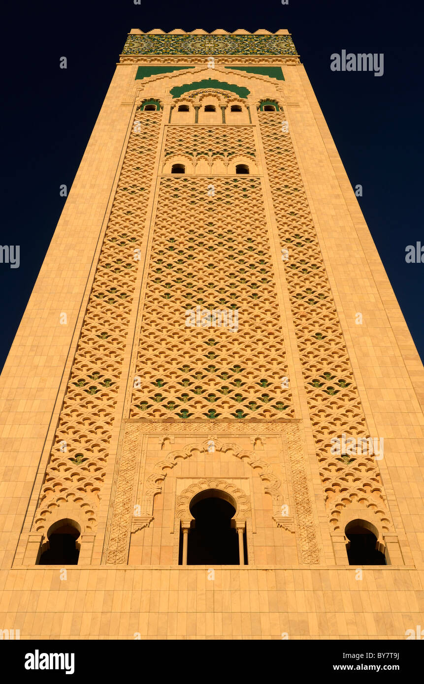 Weltweit höchste Minarett der Hassan II Moschee in Casablanca Marokko mit Terracotta Fliesen-design Stockfoto