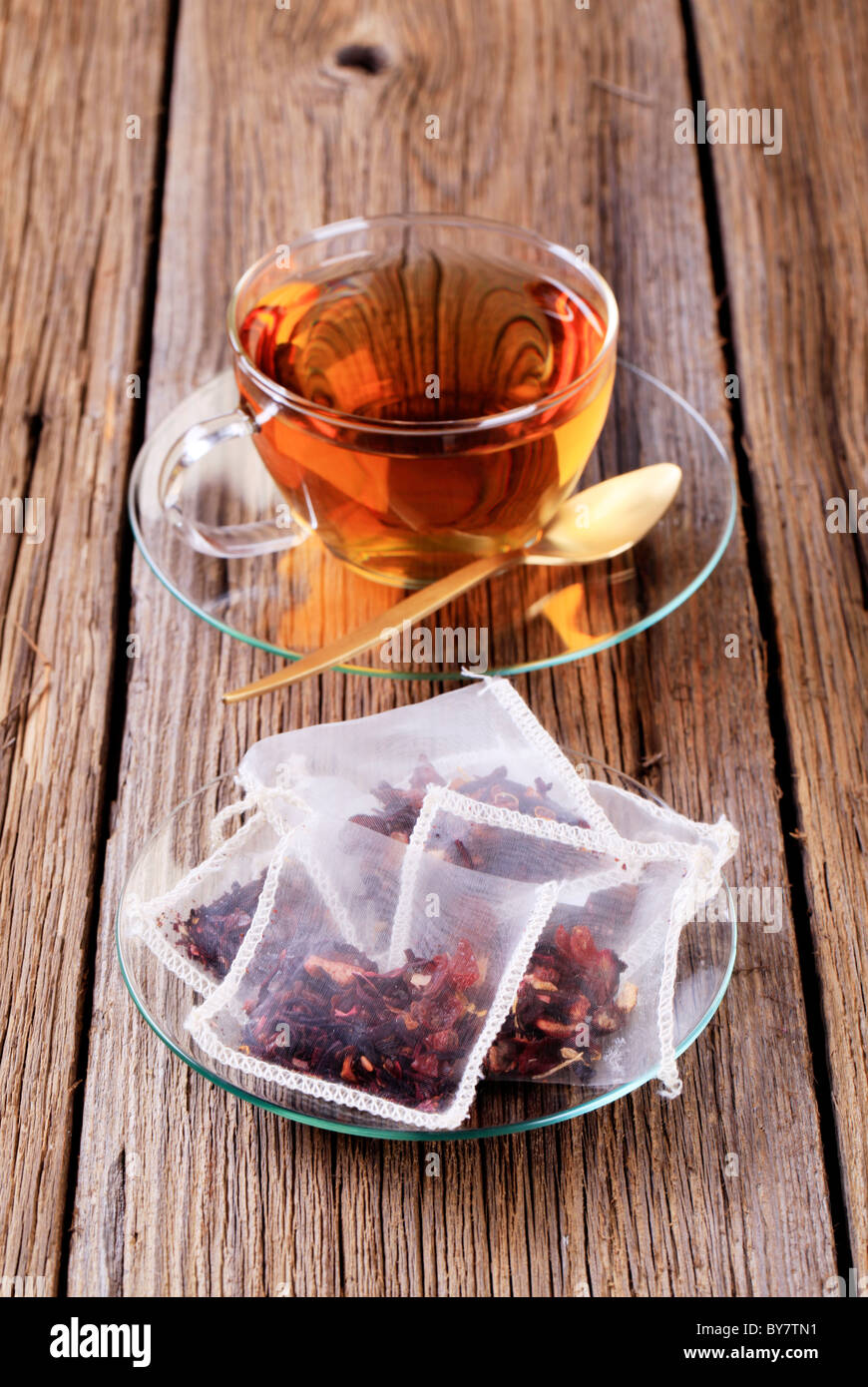 Tasse Tee und Nylon Teebeutel Stockfotografie - Alamy