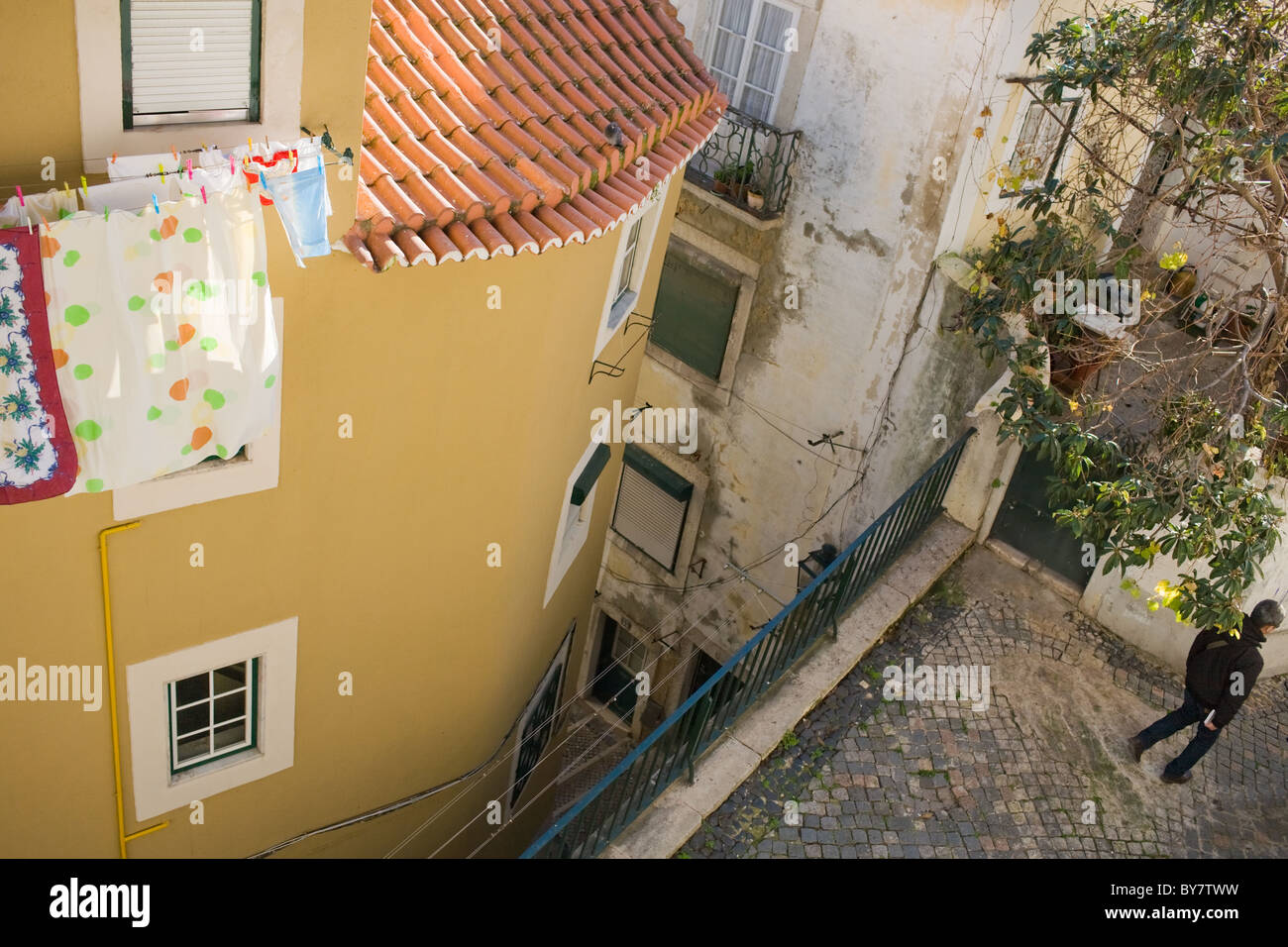 Mosaik Bürgersteige im Stadtteil Alfama, Lissabon, Portugal Stockfoto