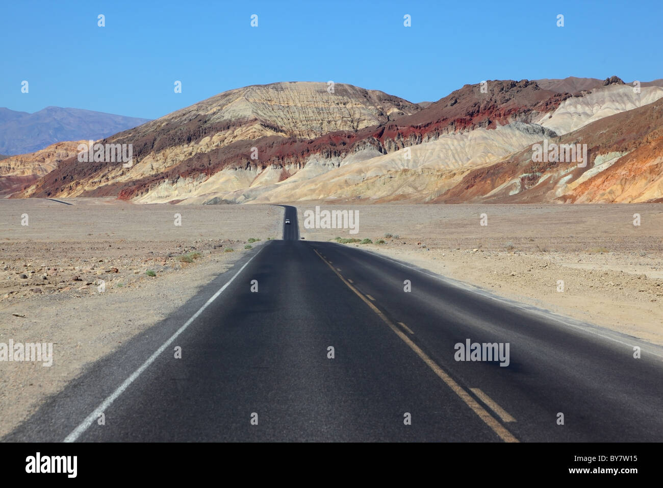 Schöne und sichere Straße im Death Valley Stockfoto
