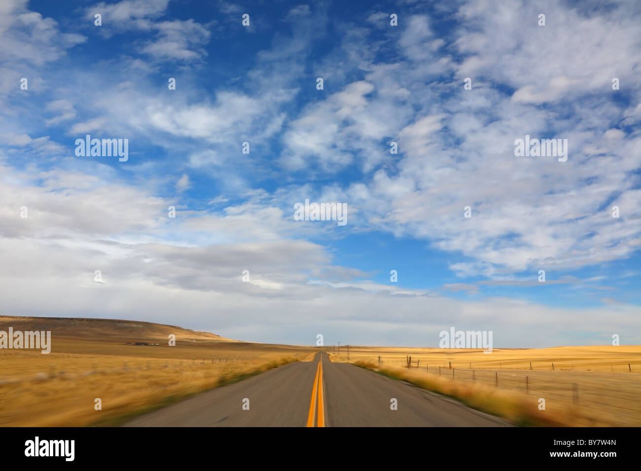 Die Reise mit dem Auto in den frühen Morgenstunden. Dawn of Montana Stockfoto