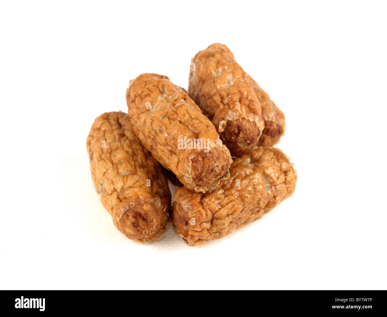 Frisches Schweinefleisch Cocktail Party Food kleine Würstchen Fingerfood oder Snacks Isoliert gegen einen weißen Hintergrund mit Freistellungspfaden und keine Leute Stockfoto