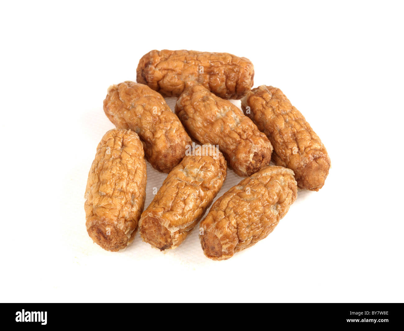 Frisches Schweinefleisch Cocktail Party Food kleine Würstchen Fingerfood oder Snacks Isoliert gegen einen weißen Hintergrund mit Freistellungspfaden und keine Leute Stockfoto