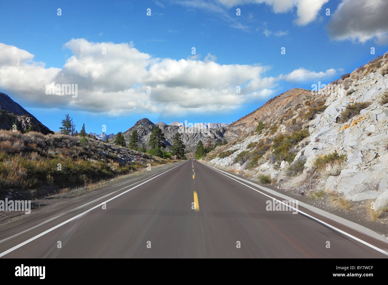 Wir werden mit hoher Geschwindigkeit durch eine malerische Berge. Stockfoto