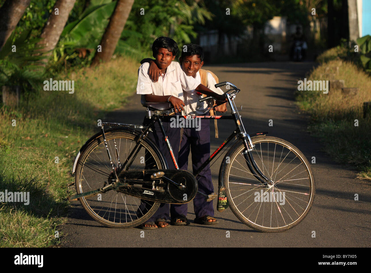 ländliche indischen Schülerinnen und Schüler mit dem Fahrrad zur Schule zu gehen Stockfoto