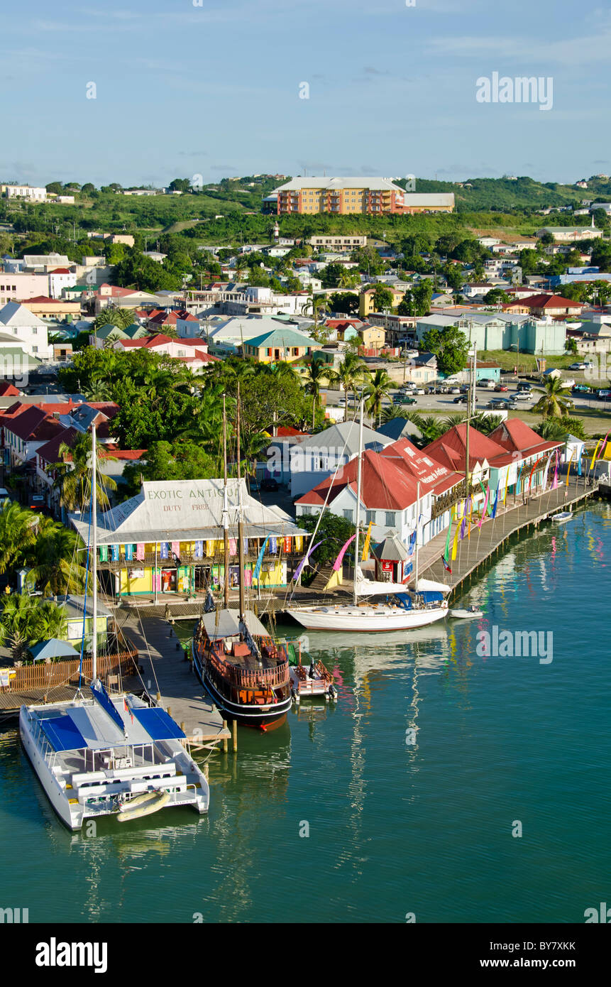Blick hinunter auf Mauerstruktur farbige Redcliffe Quay, Kreuzfahrtschiff St. Johns, Antigua aus Karibik Stockfoto