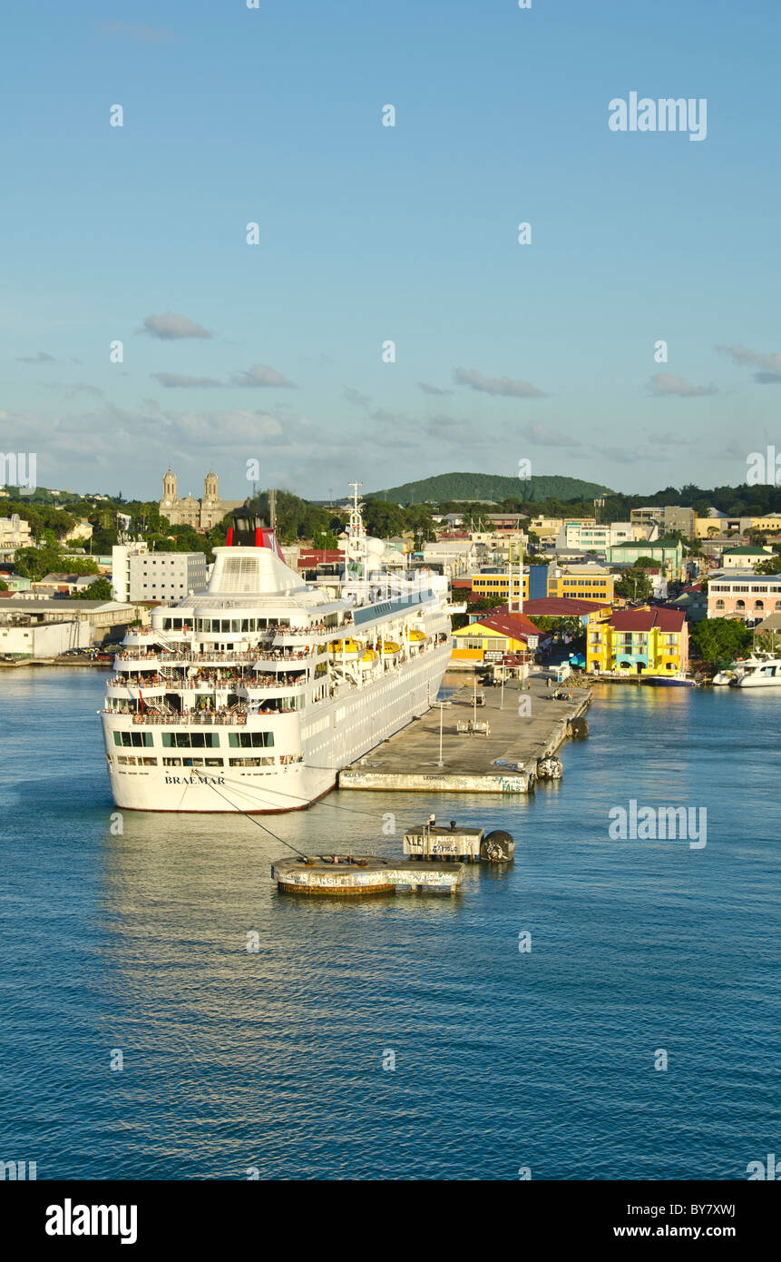 Antigua-St. Johns cruise Port Dock mit Schiff festgemacht und Stadtbild in leuchtenden Farben aus Karibik Kreuzfahrt Schiff Stockfoto