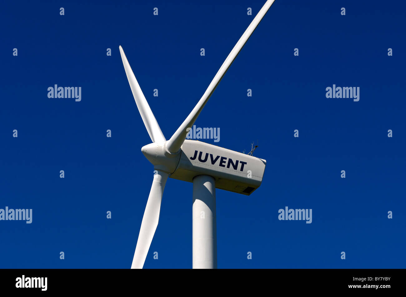 Windturbine von Juvent SA-Windpark auf dem Mont Crosin, Kanton Jura,  Schweiz Stockfotografie - Alamy