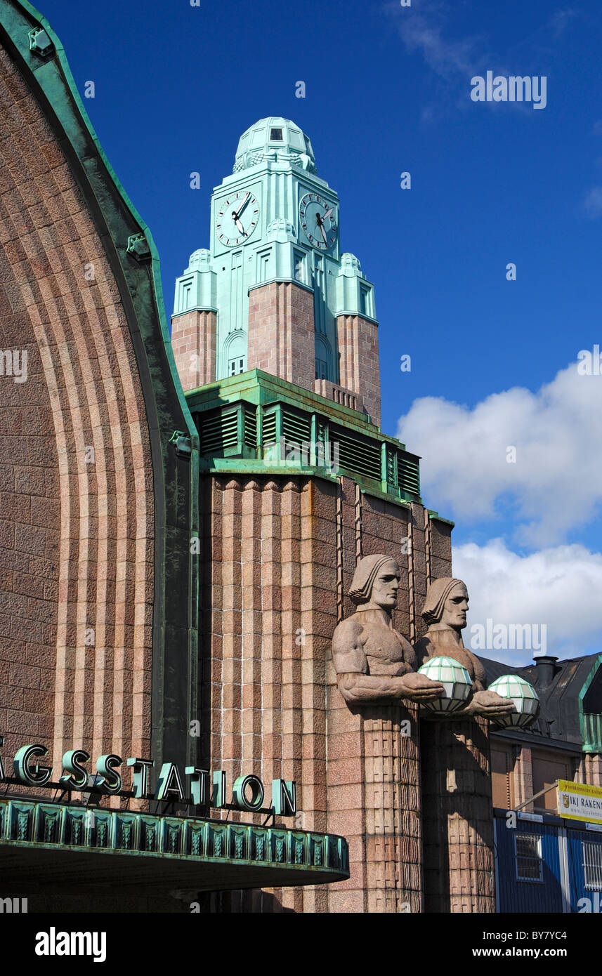 Statuen am Eingang zum Hauptbahnhof, Helsinki, Finnland Stockfoto