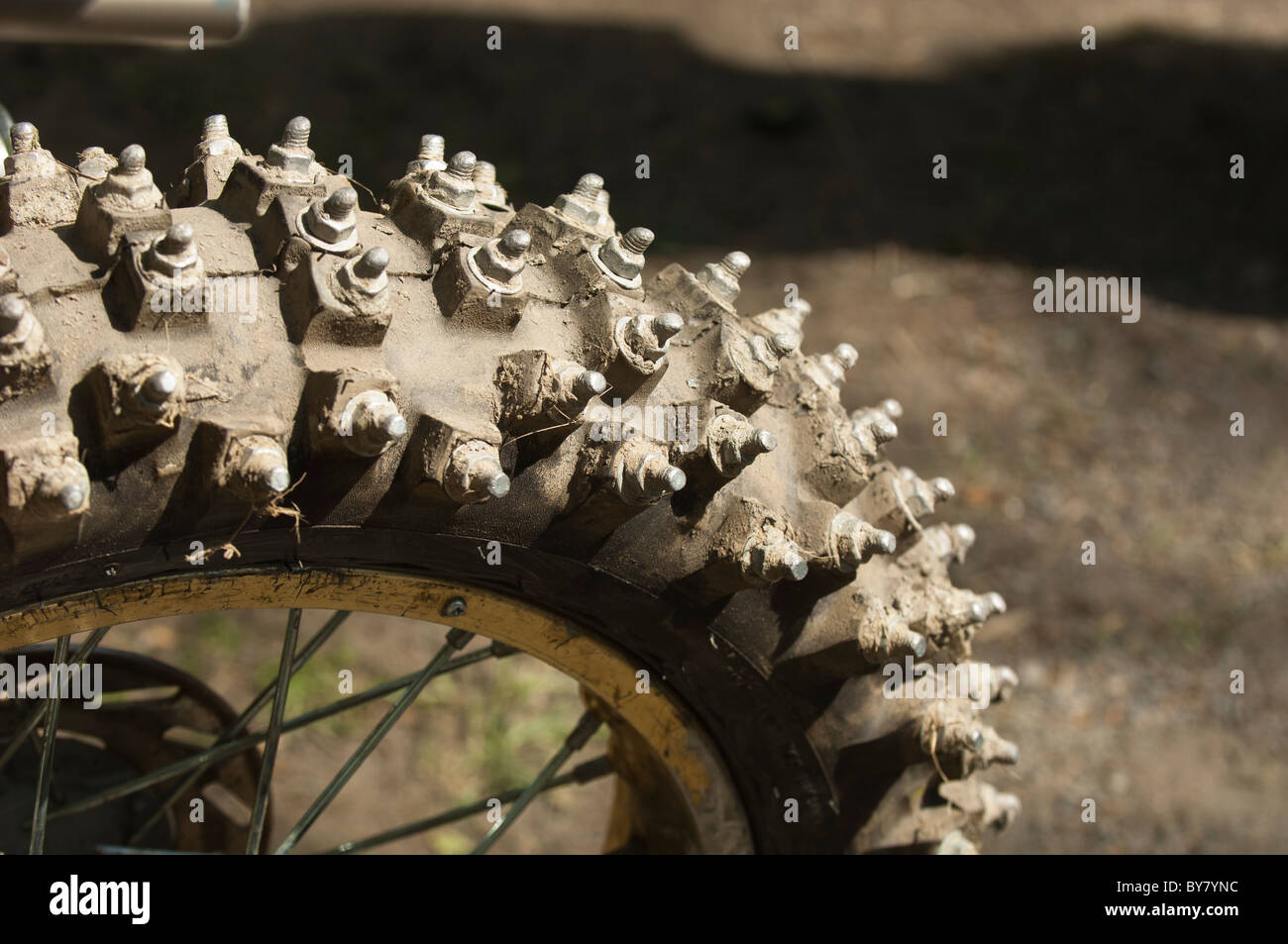 Der Reifen mit Spikes für ein Crossrad Stockfotografie - Alamy
