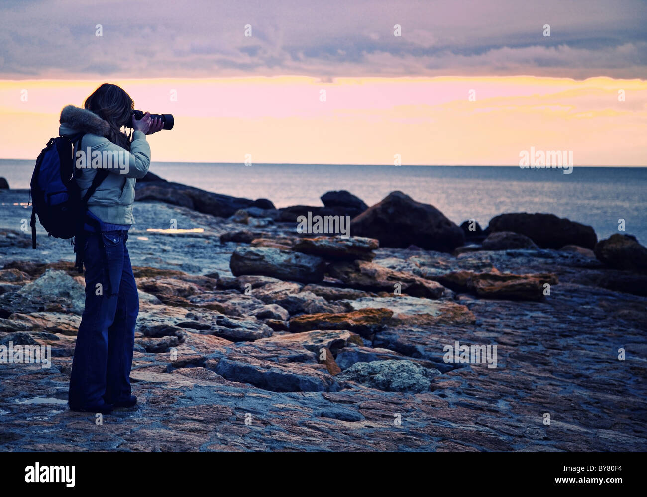 Frau Fotografieren bei Sonnenuntergang Stockfoto