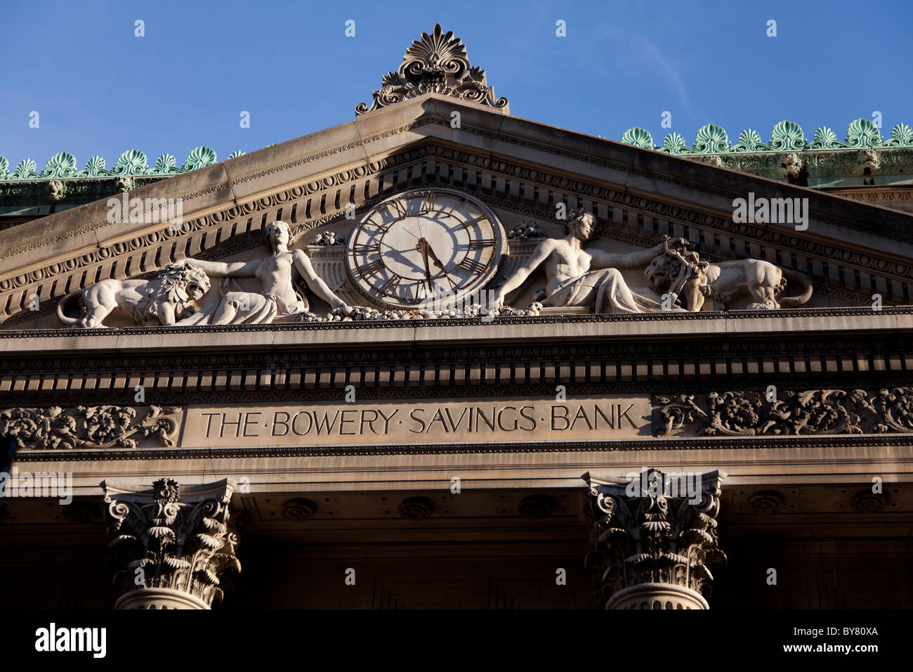 Fassade der Bowery Savings Bank Gebäude auf Grand St New York (Manhattan). Es dient heute als Veranstaltungsort Funktion namens Capitale. Stockfoto