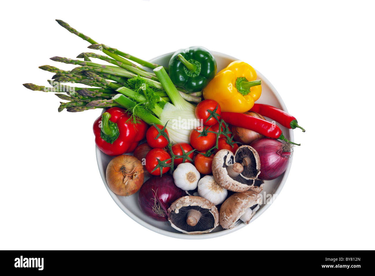Foto von einer Schüssel Gemüse von oben geschossen und isoliert auf weißem Hintergrund Stockfoto