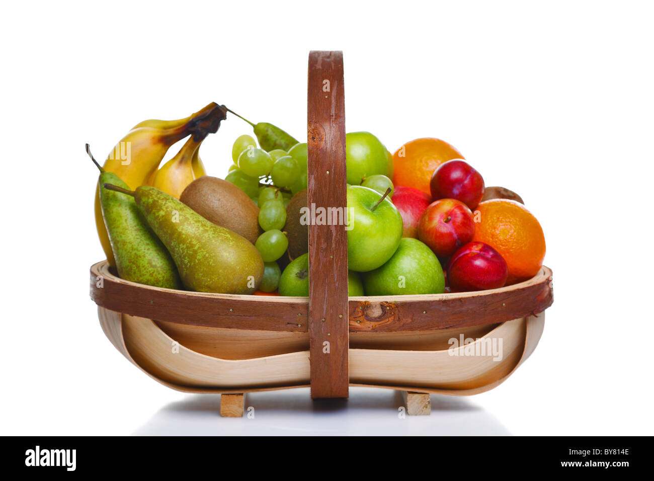Foto von einem hölzernen Trug voll mit frischem Obst, isoliert auf einem weißen Hintergrund. Stockfoto