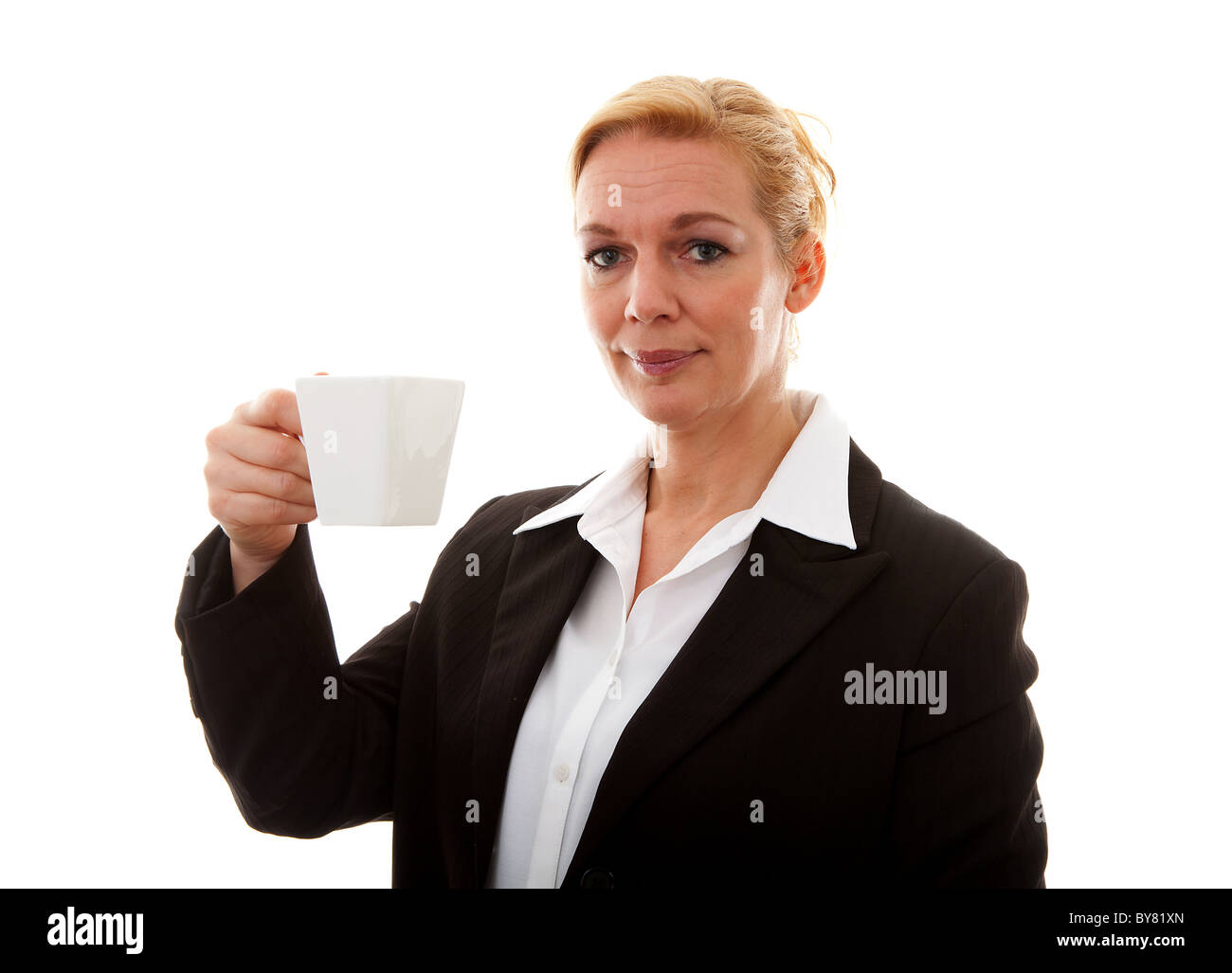 Geschäftsfrau mit Tasse Tee oder Kaffee auf weißem Hintergrund Stockfoto