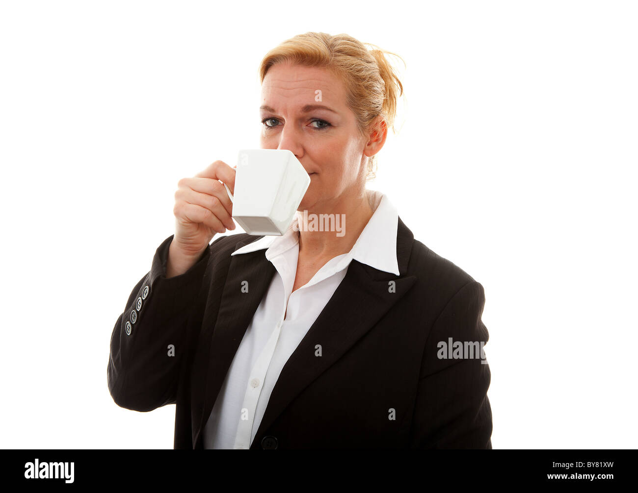 Geschäftsfrau mit Tasse Tee oder Kaffee auf weißem Hintergrund Stockfoto