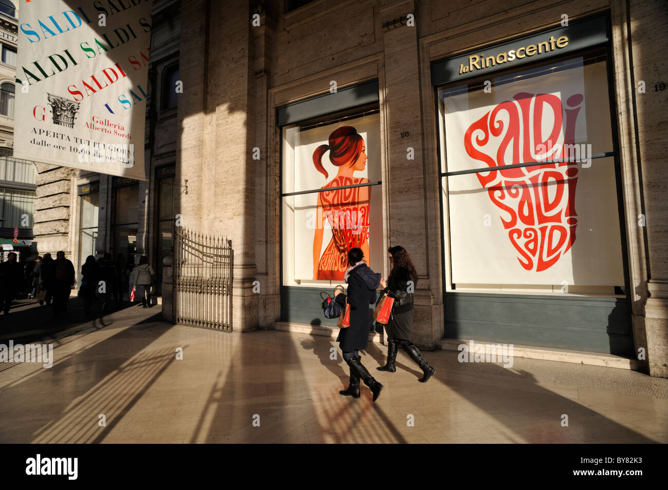 Italien, Rom, Galleria Alberto Sordi, Galleria Colonna, Fenster, Vertrieb, Menschen beim einkaufen Einkaufen Stockfoto