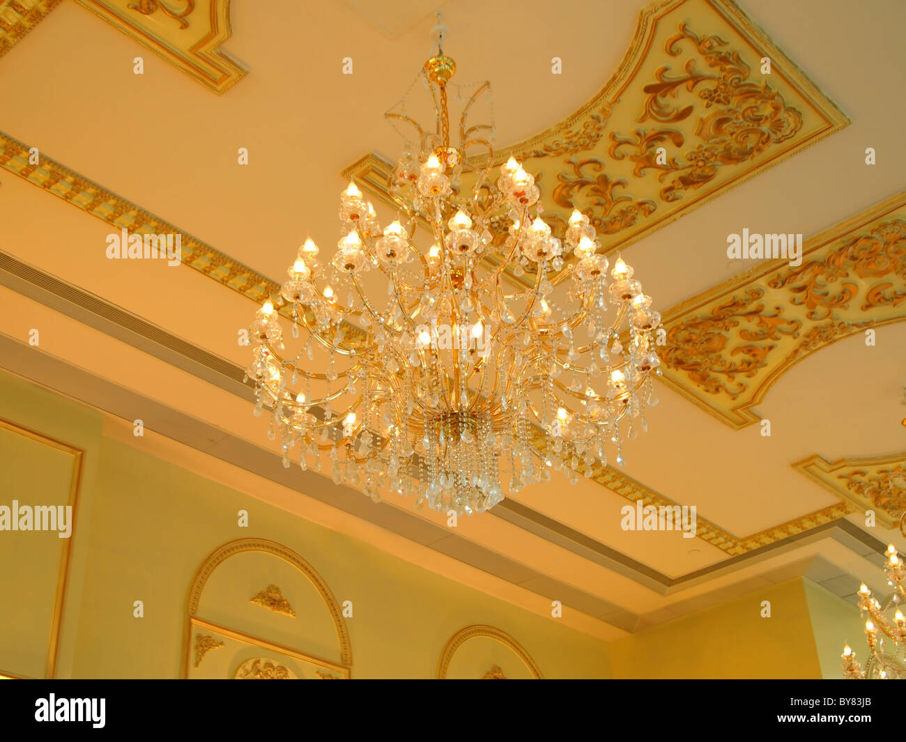 Eleganz Kronleuchter an der Decke hängend Stockfoto