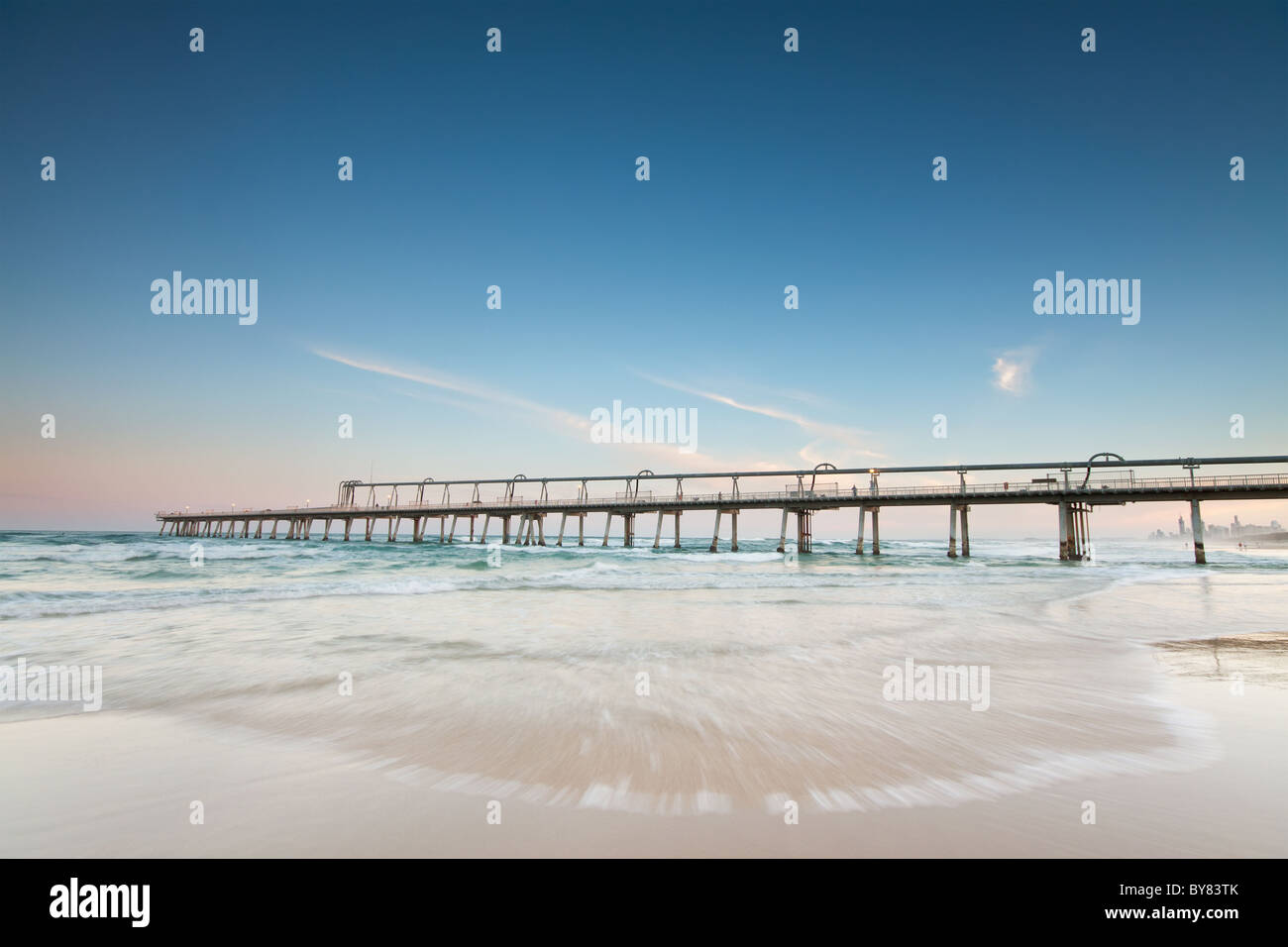 Pier am Meer mit Wellen Rauschen Stockfoto